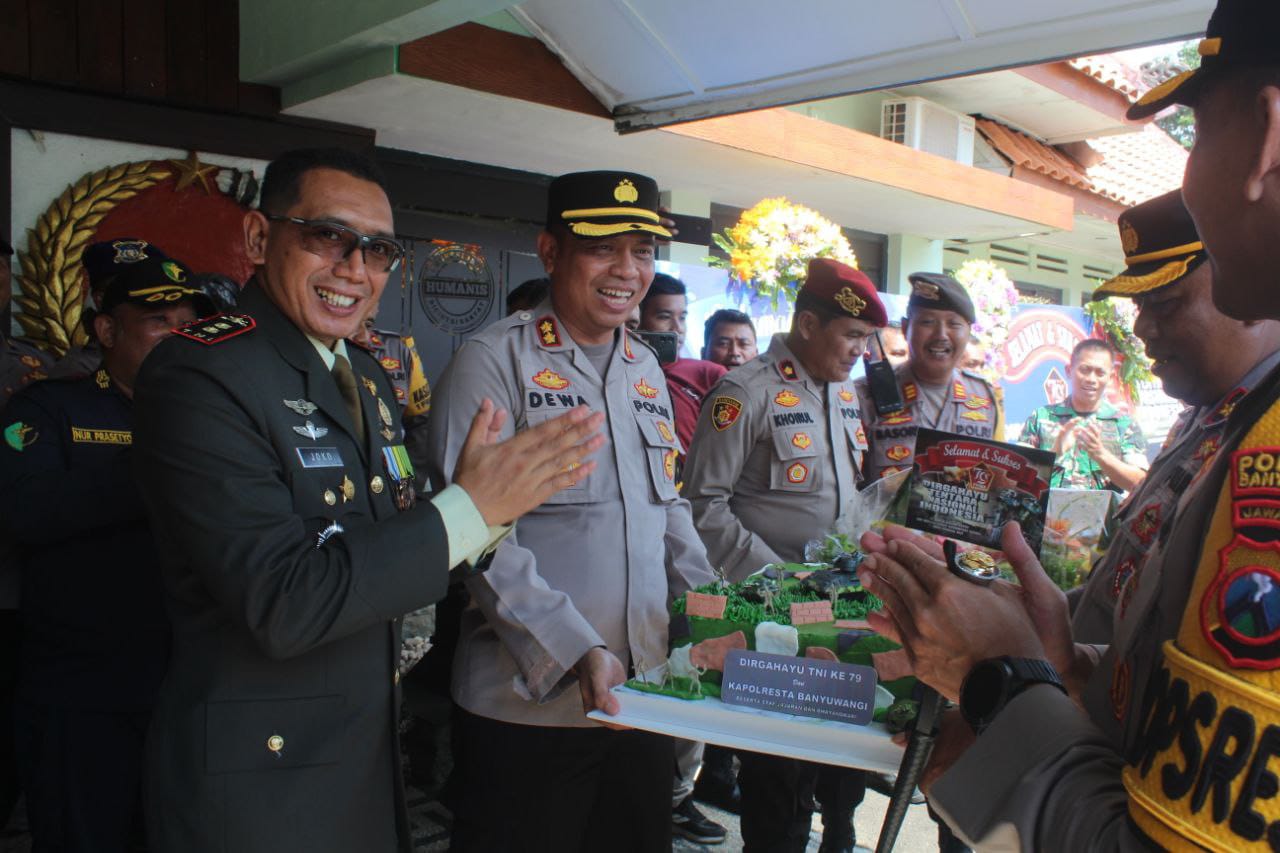 Polresta Banyuwangi Berikan Surprise Kepada Kodim 0825/Banyuwangi di Hari Jadi TNI Ke-79