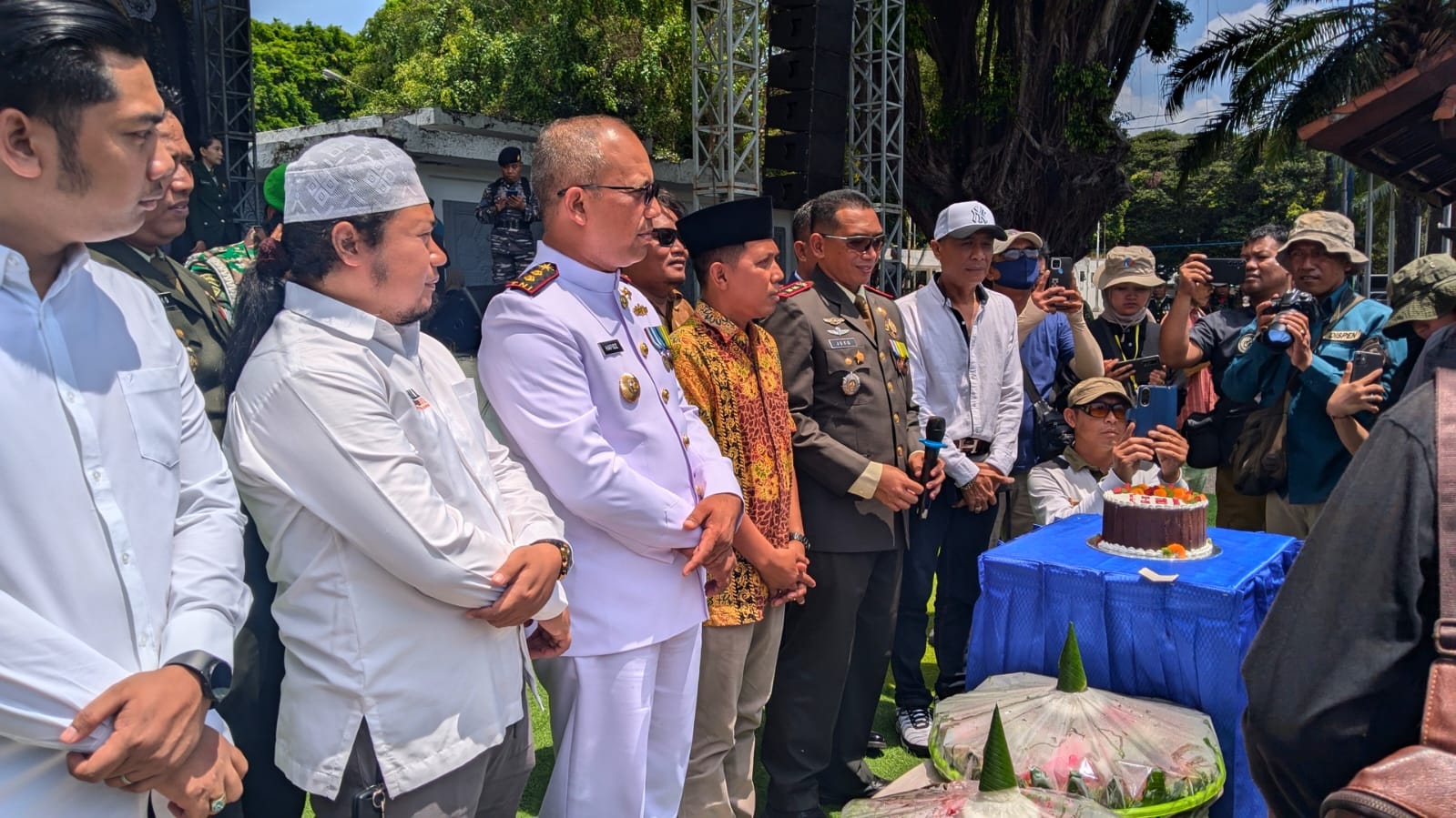 Aktivis, Notaris Serta Awak Media Berikan Surprise Kepada Tri Matra TNI di HUT TNI Ke-79