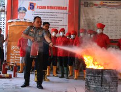 Petugas Dan Warga Binaan Lapas Banyuwangi Melakukan Pelatihan Tehnik Pemadam kebakaran