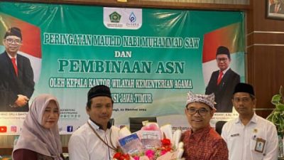 Ka Kemenag Banyuwangi Dampingi KA Kemenag Jawa Timur, Terima Buket Buku