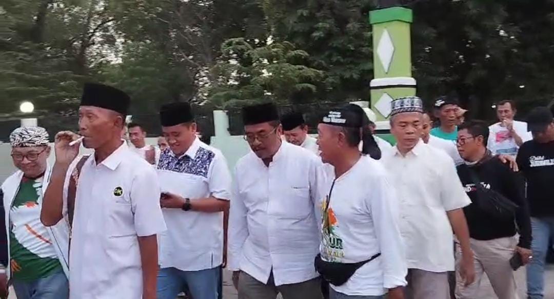 Usai Mansur Hidayat Berziarah di Makam Mbah Mengoneng, Teriakan Salam Dua Jari Menggema