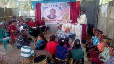 Pater Pit Due, Paroki Santa Theresia Lengko Ajang Kab. Manggarai Timur Keuskupan Ruteng NTT Menggelar Misa Arwah Dari Mama Modesta Jinung