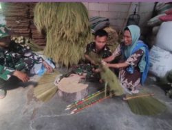 Ditengah Kesibukan Satgas TMMD 122 Kodim Pemalang Sambangi Pengrajin Sapu Bunga Glagah, Komunikasi Sosial