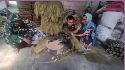 Ditengah Kesibukan Satgas TMMD 122 Kodim Pemalang Sambangi Pengrajin Sapu Bunga Glagah, Komunikasi Sosial