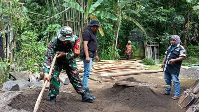 Babinsa Tamansari Jalin Keakraban Bersama Warga Tamansari Dengan Karya Bakti Semarakkan Mushola Nurul Huda