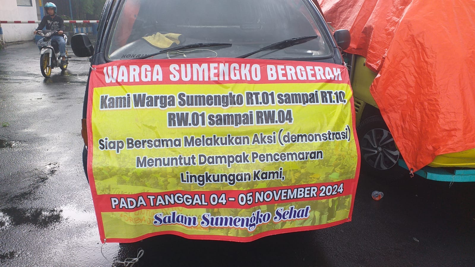 Aksi Unjuk Rasa Warga Desa Sumengko Gersik Ke PT Adiprima Suraprinta Perihal Air Bersih Yang Tidak Layak Minum, Polusi Debu dan Limbah