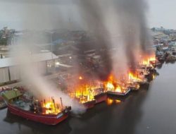 Kapal Ikan Nelayan Habis Terbakar Dilalap Si Jago Merah,Di Pelabuhan Ikan Pekalongan