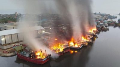 Kapal Ikan Nelayan Habis Terbakar Dilalap Si Jago Merah,Di Pelabuhan Ikan Pekalongan