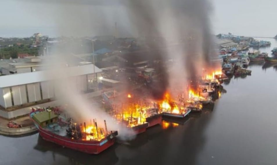 Kapal Ikan Nelayan Habis Terbakar Dilalap Si Jago Merah,Di Pelabuhan Ikan Pekalongan