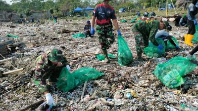 Babinsa Koramil 0825/17 Muncar Bersama Yayasan Sungai Watch Gelar Aksi Big Clean Up di Pantai Tratas Kedungringin Muncar