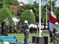 Kasdim 0825/Banyuwangi Pimpin Upacara Bendera dan Pelepasan Anggota Memasuki Purnah Tugas