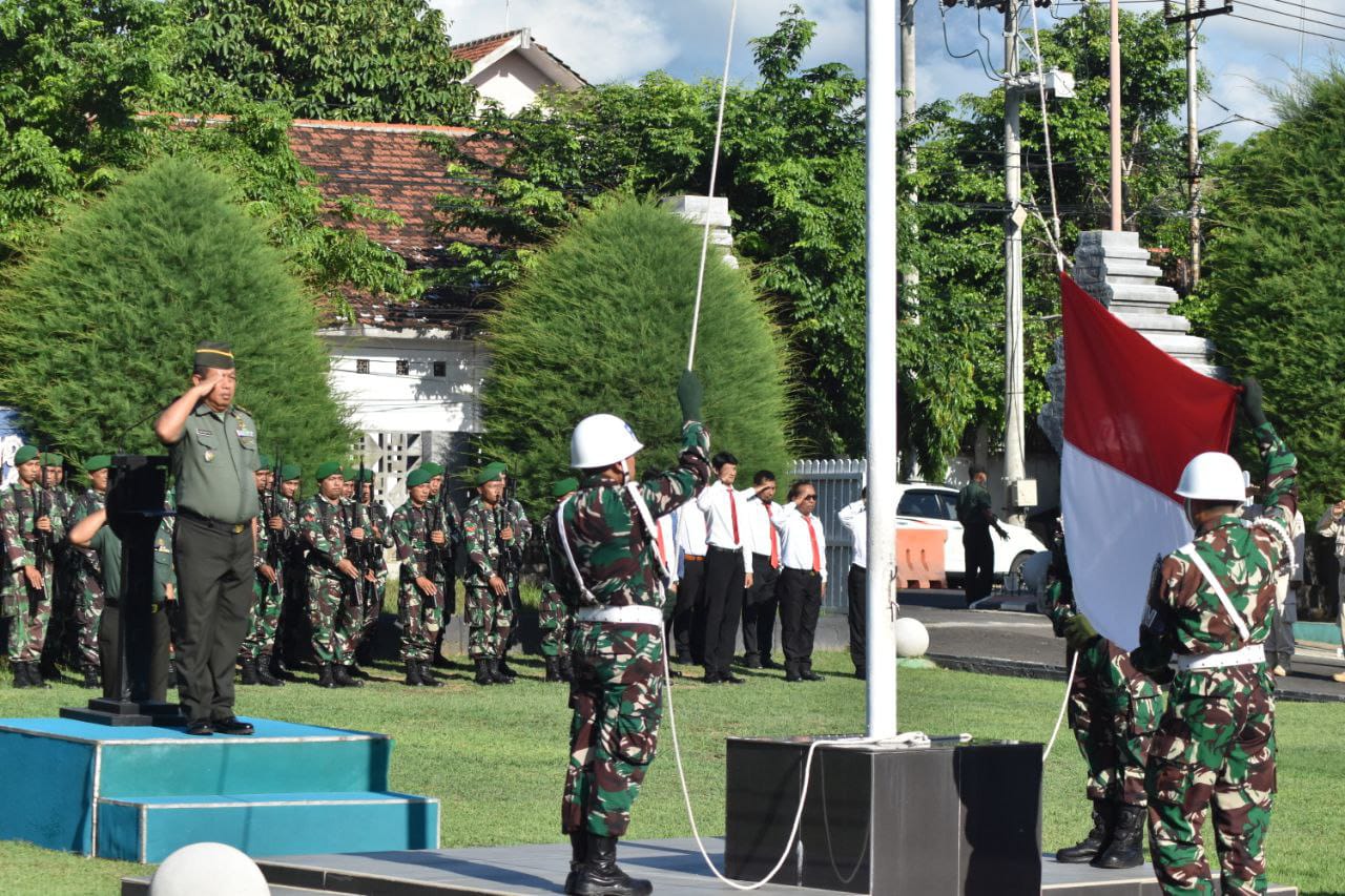 Kasdim 0825/Banyuwangi Pimpin Upacara Bendera dan Pelepasan Anggota Memasuki Purnah Tugas