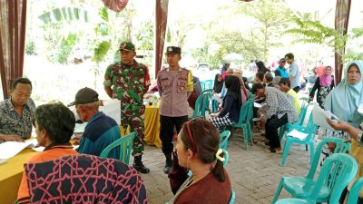 Babinsa dan Bhabinkamtibmas Amankan Pembagian Sertifikat PTSL di Desa Bunder Banyuwangi