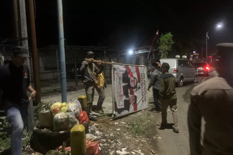 Ratusan Alat Peraga Kampanye (APK) Cabup dan Cawabup Kabupaten Banyuwangi Ditertibkan Petugas Saat Masa Tenang di Masing-masing Kecamatan