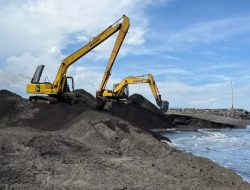 Dishub Jatim Nekat Keruk Pasir Pantai Marina Boom Banyuwangi, Abaikan Teguran Dari Satpol PP Banyuwangi