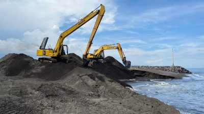 Dishub Jatim Nekat Keruk Pasir Pantai Marina Boom Banyuwangi, Abaikan Teguran Dari Satpol PP Banyuwangi