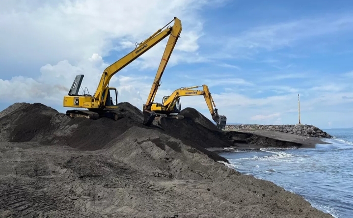 Dishub Jatim Nekat Keruk Pasir Pantai Marina Boom Banyuwangi, Abaikan Teguran Dari Satpol PP Banyuwangi