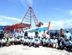 Kementerian Kelautan dan Perikanan Serahkan Dua Kapal Rampasan Ilegal Fishing Ke Nelayan Banyuwangi