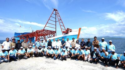 Kementerian Kelautan dan Perikanan Serahkan Dua Kapal Rampasan Ilegal Fishing Ke Nelayan Banyuwangi