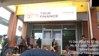 LSM Cakra Buana Indonesia Bersatu Melakukan Aksi Demo Menuntut Terkait Mobil Debitur Yang Di Ambil Paksa Oleh Lising True Finance