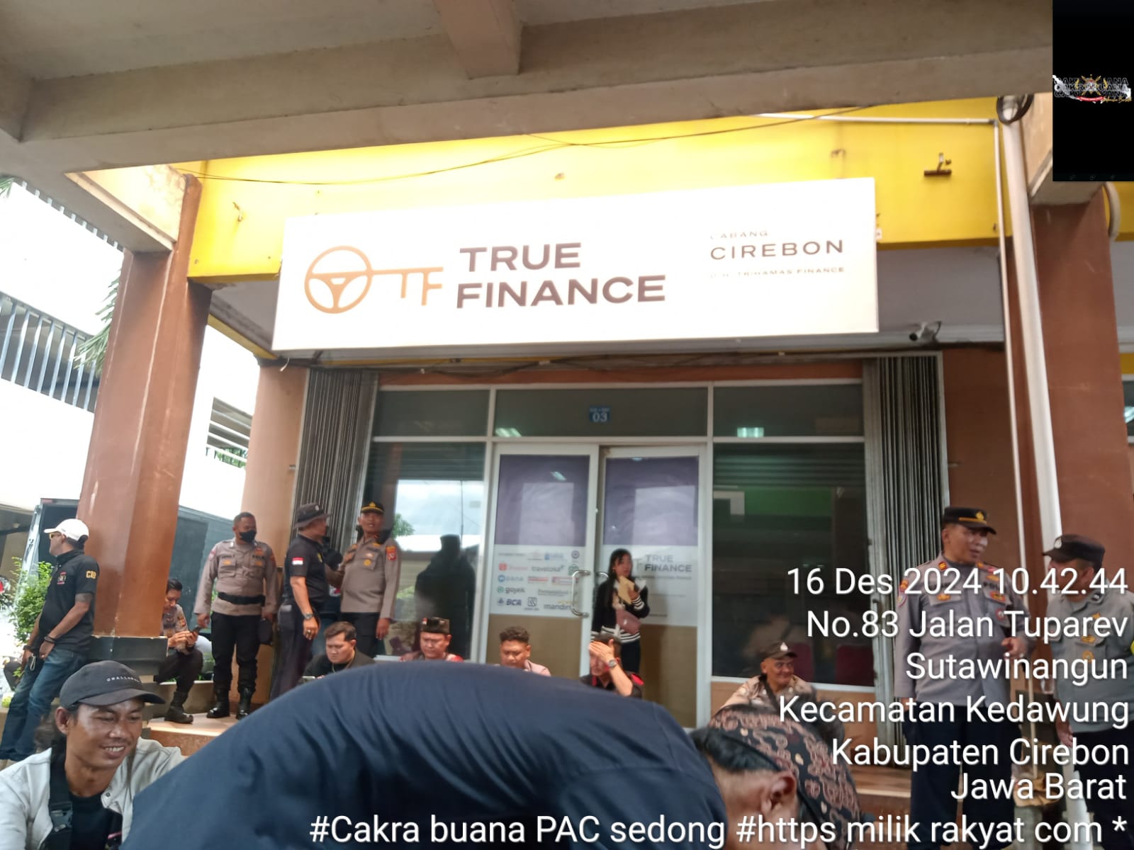 LSM Cakra Buana Indonesia Bersatu Melakukan Aksi Demo Menuntut Terkait Mobil Debitur Yang Di Ambil Paksa Oleh Lising True Finance