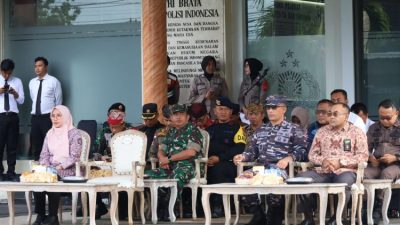 Kasdim 0825/Banyuwangi Mengikuti Apel Gelar Pasukan Operasi Lilin Semeru 2024 di Halaman Mako Polresta Banyuwangi