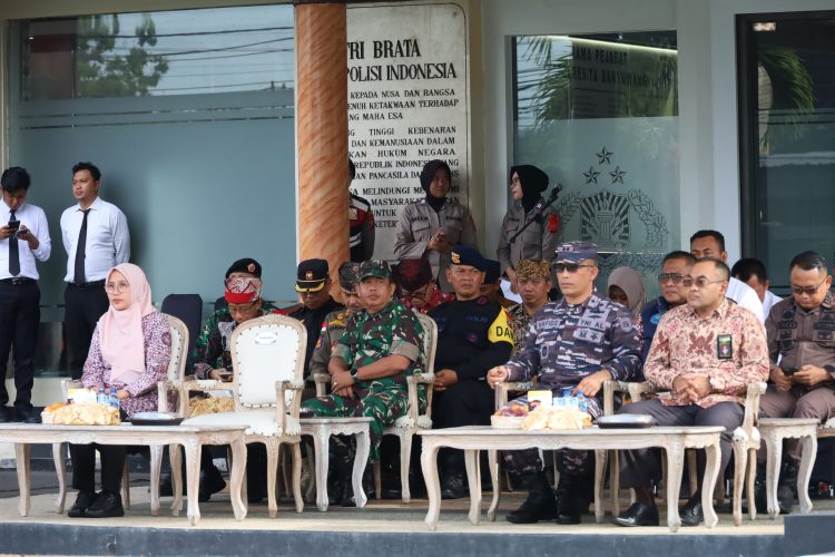 Kasdim 0825/Banyuwangi Mengikuti Apel Gelar Pasukan Operasi Lilin Semeru 2024 di Halaman Mako Polresta Banyuwangi