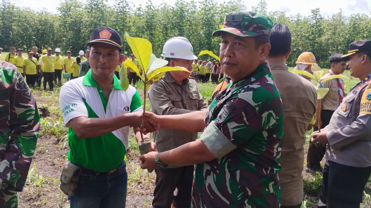 Kasdim 0825/Banyuwangi Bersama Perhutani Laksanakan Penanaman Pohon Jati di Hutan Purwoharjo