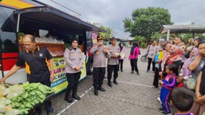 Gelorakan Mobil Sayur, Polresta Banyuwangi Sambil Berbagi ke Warga Masyarakat Upaya Cooling System