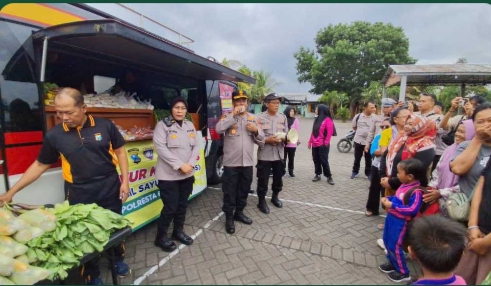 Gelorakan Mobil Sayur, Polresta Banyuwangi Sambil Berbagi ke Warga Masyarakat Upaya Cooling System