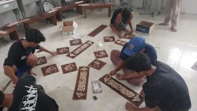 Santri Al Aziz Watukebo Dibekali Keterampilan Kaligrafi Kayu Untuk Wirausaha Masa Depan