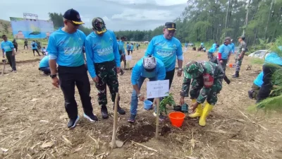 Ribuan Tanaman Buah dan Pinus Ditanam di Lahan Perhutani KPH Banyuwangi Barat dalam Kegiatan Sedekah Oksigen