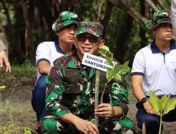 Dandim 0825/Banyuwangi Laksanakan Bersih Pantai dan Penanaman Mangrove di Pantai Cemara