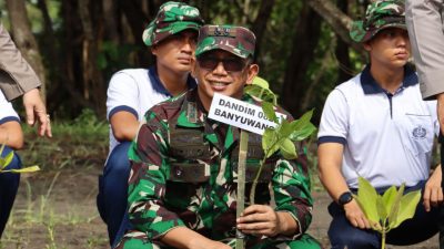 Dandim 0825/Banyuwangi Laksanakan Bersih Pantai dan Penanaman Mangrove di Pantai Cemara