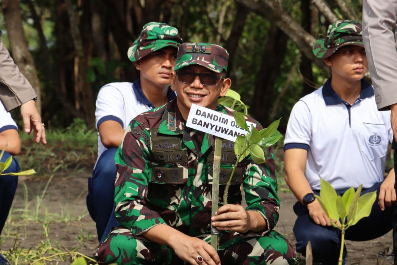 Dandim 0825/Banyuwangi Laksanakan Bersih Pantai dan Penanaman Mangrove di Pantai Cemara