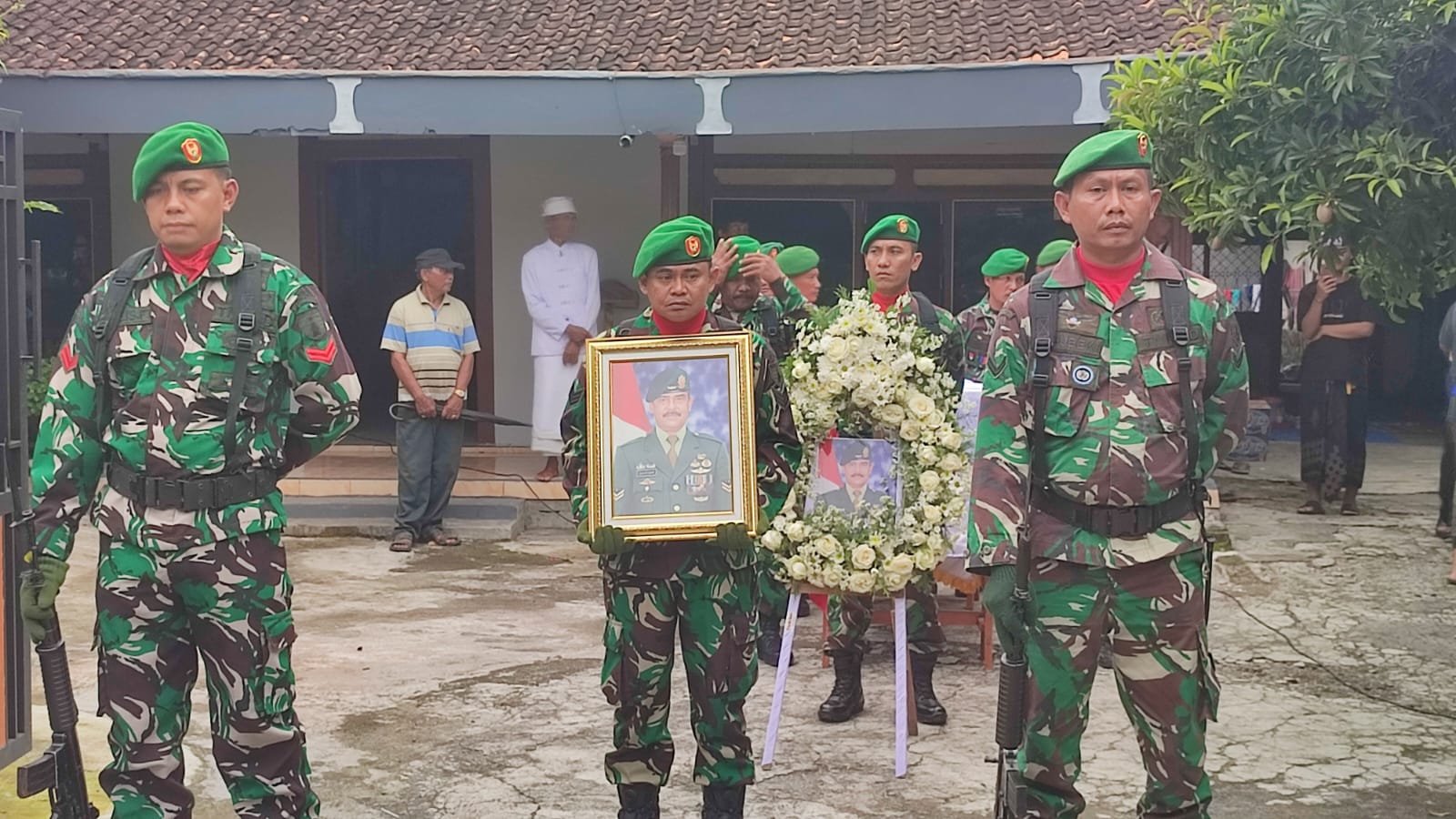 Pemakaman Militer Beri Penghormatan Terakhir Untuk Sertu (Purn) I Dewa Ketut Sari