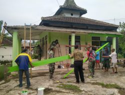 TNI dan Warga Bergotong Royong Renovasi Musholla Al-muslimin Koramil Songgon