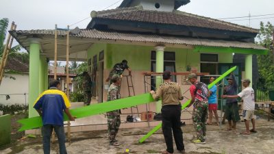 TNI dan Warga Bergotong Royong Renovasi Musholla Al-muslimin Koramil Songgon