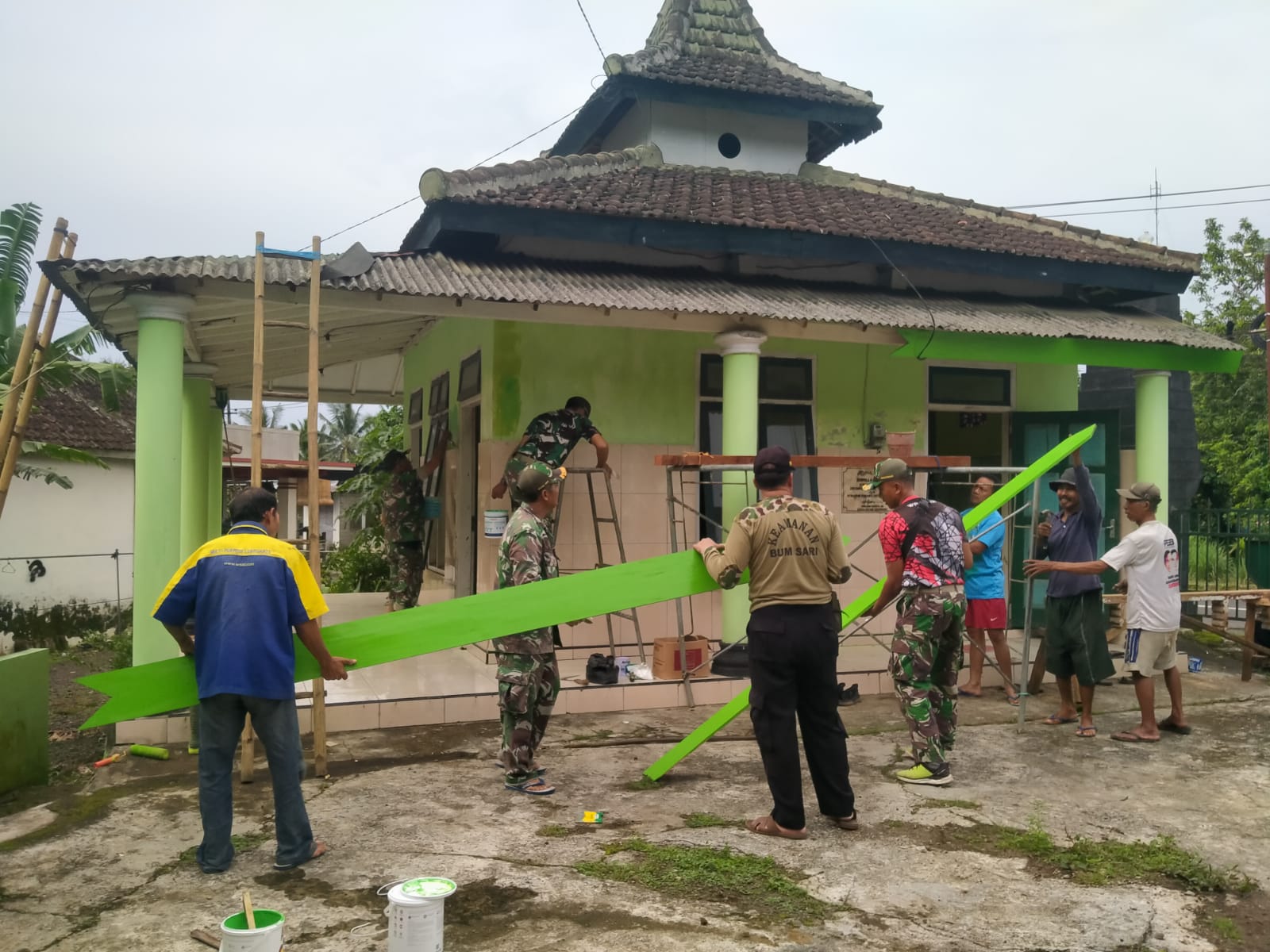 TNI dan Warga Bergotong Royong Renovasi Musholla Al-muslimin Koramil Songgon