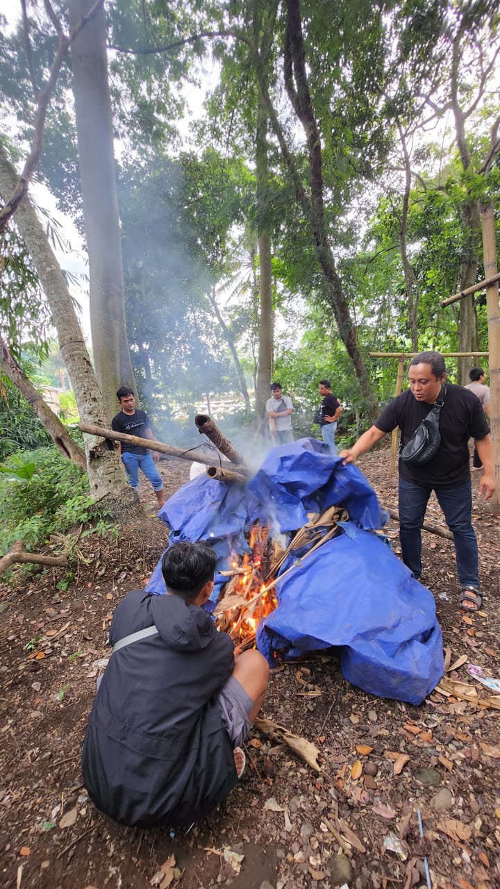 Unit Resmob Polresta Banyuwangi Bersama Anggota Polsek Singojuruh Melakukan Penutupan Area Judi Sabung Ayam di Desa Alasmalang Kecamatan Singojuruh