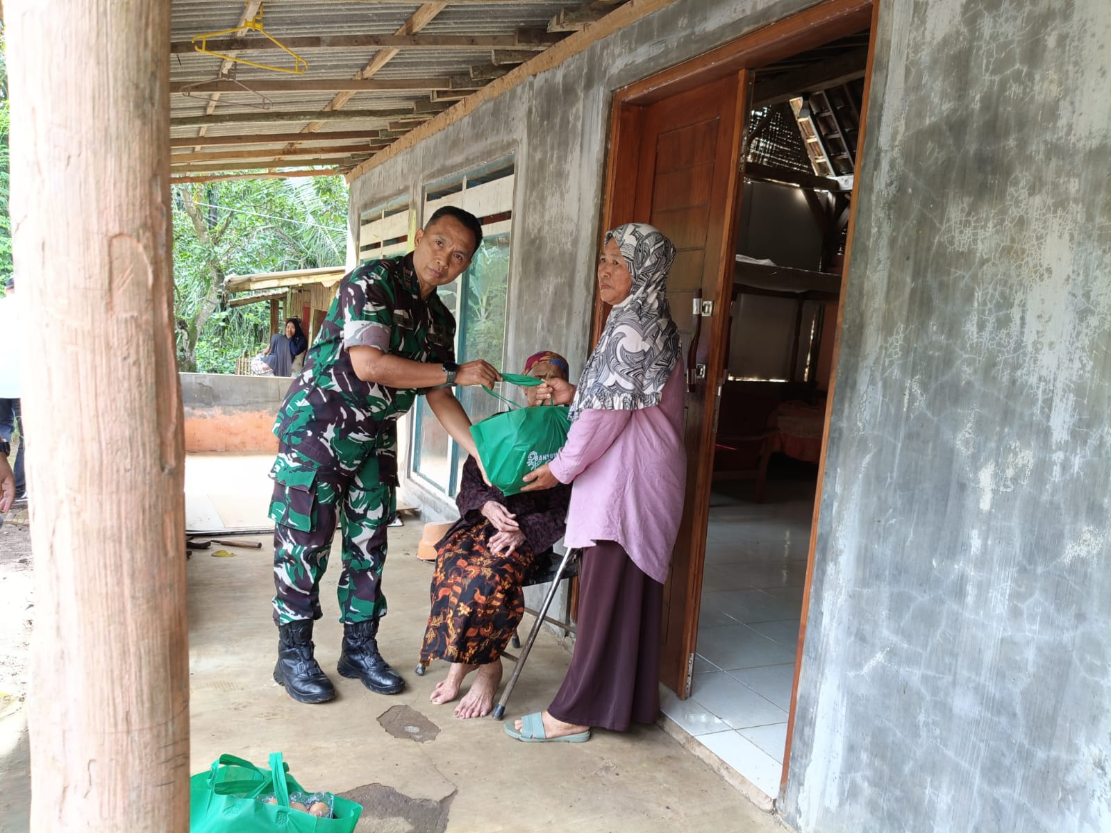 Danramil 0825/21 Kalipuro Hadiri Kegiatan “Banyuwangi Berbagi” Bersama Forkopimda