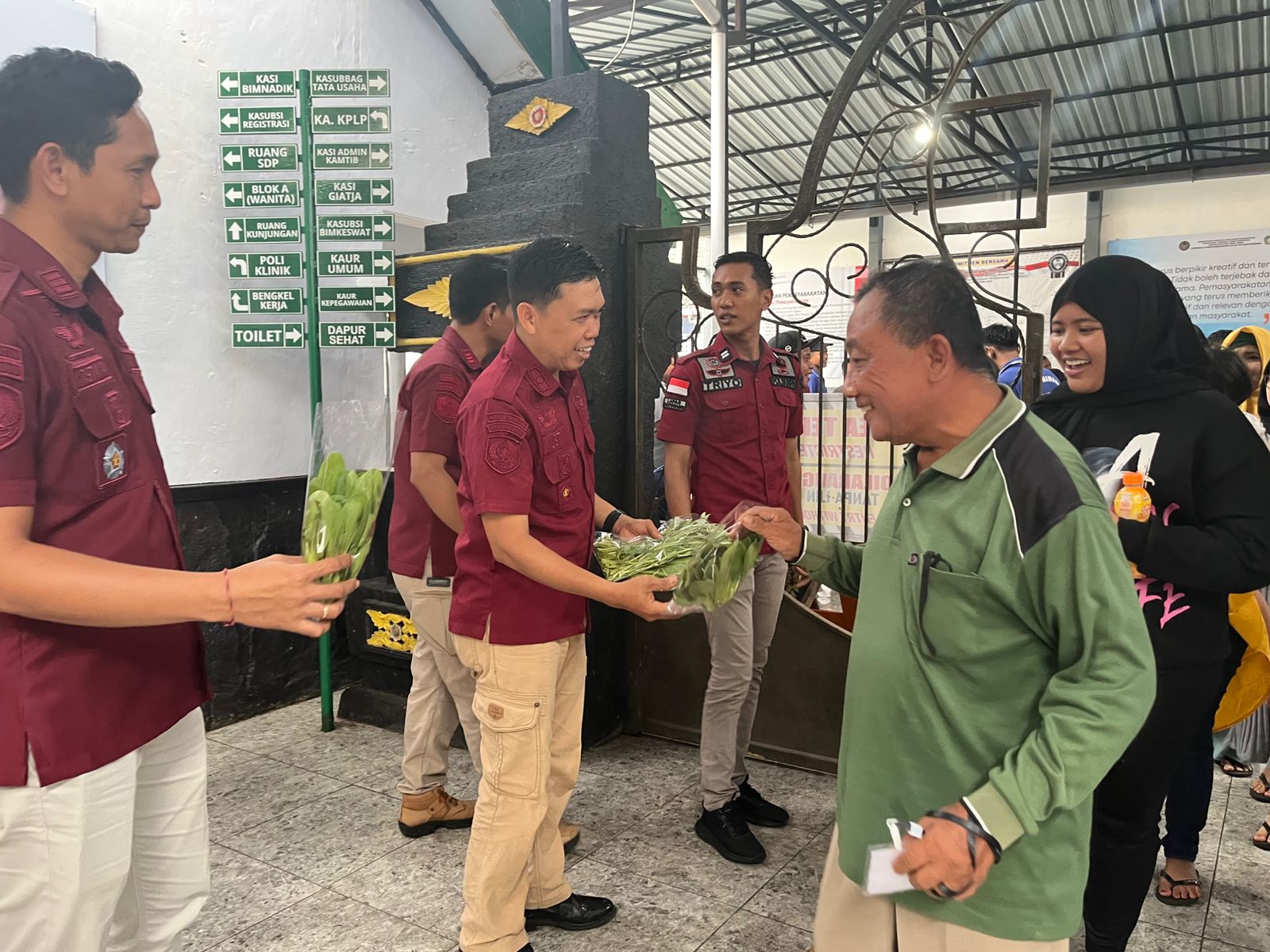 Lapas Banyuwangi Salurkan Hasil Panen Sayur Untuk Keluarga Warga Binaan