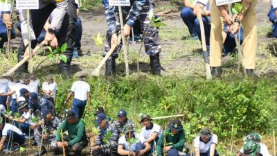 Danlanal Banyuwangi Bersama Satgas JALA WIRA YUDHA XXIII/2025 Laksanakan Konservasi Lingkungan dan Pelestarian Alam di Pantai Cemara