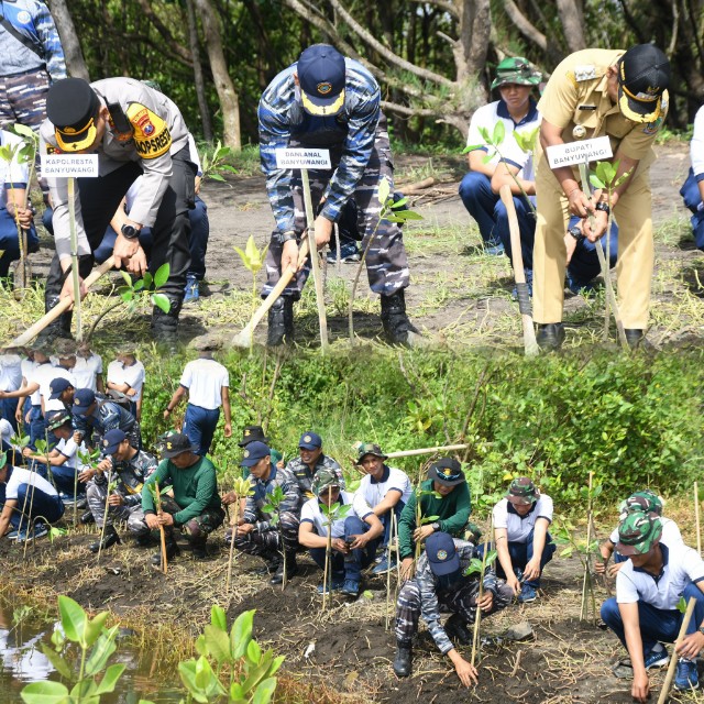 Danlanal Banyuwangi Bersama Satgas JALA WIRA YUDHA XXIII/2025 Laksanakan Konservasi Lingkungan dan Pelestarian Alam di Pantai Cemara