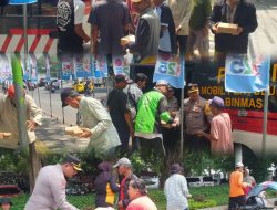 Wujud Kepedulian Polresta Banyuwangi Dalam Rangka Jumat Berkah, Bagi-bagi Nasi Kotak Gratis