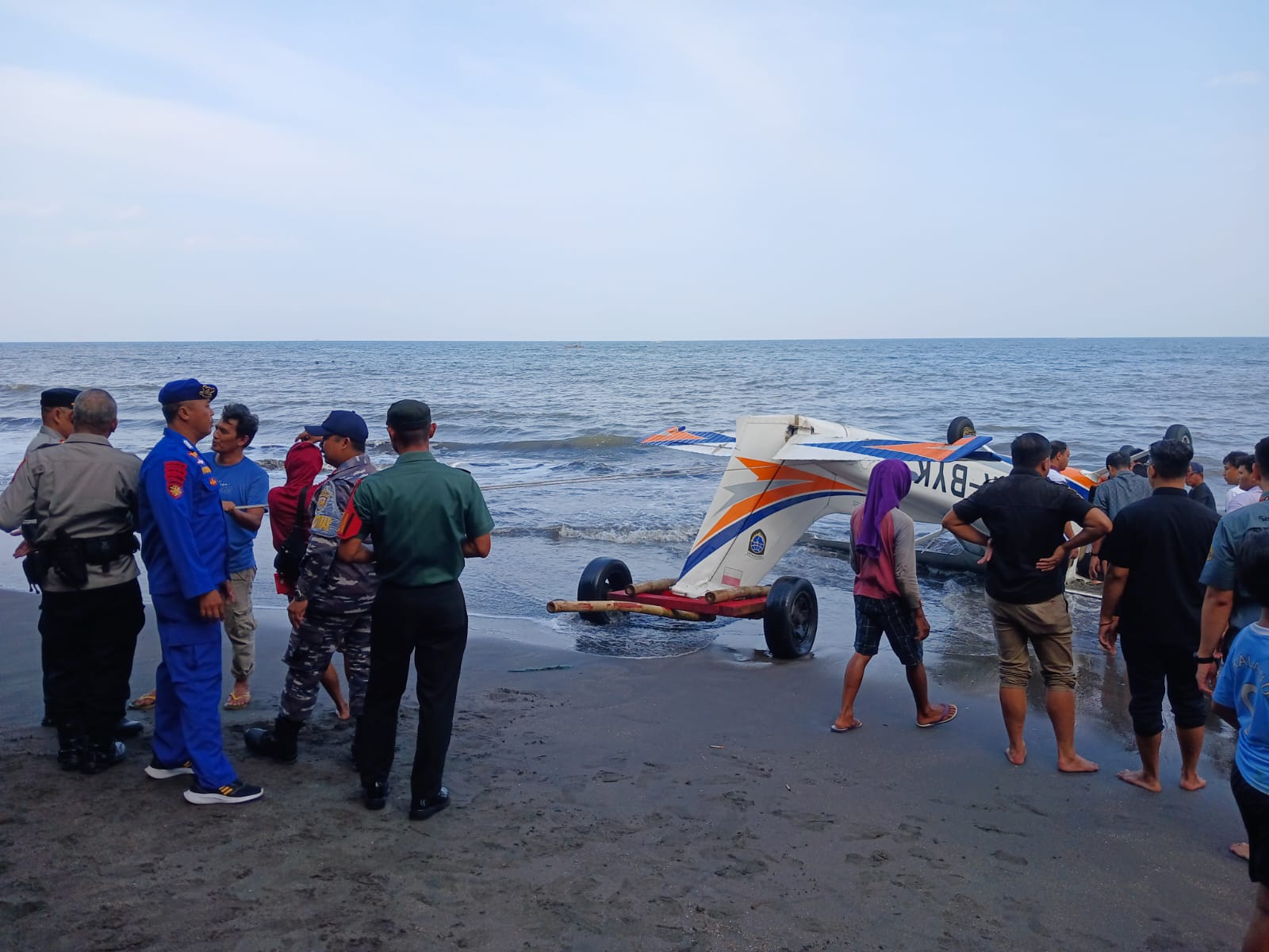 Pesawat Latih Milik API Terjatuh di Pantai Gumuk Kantong Muncar Banyuwangi