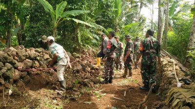 TNI dan Petani Bahu Membahu Perlebar Akses Jalan Pertanian di Desa Balak Kecamatan Songgon