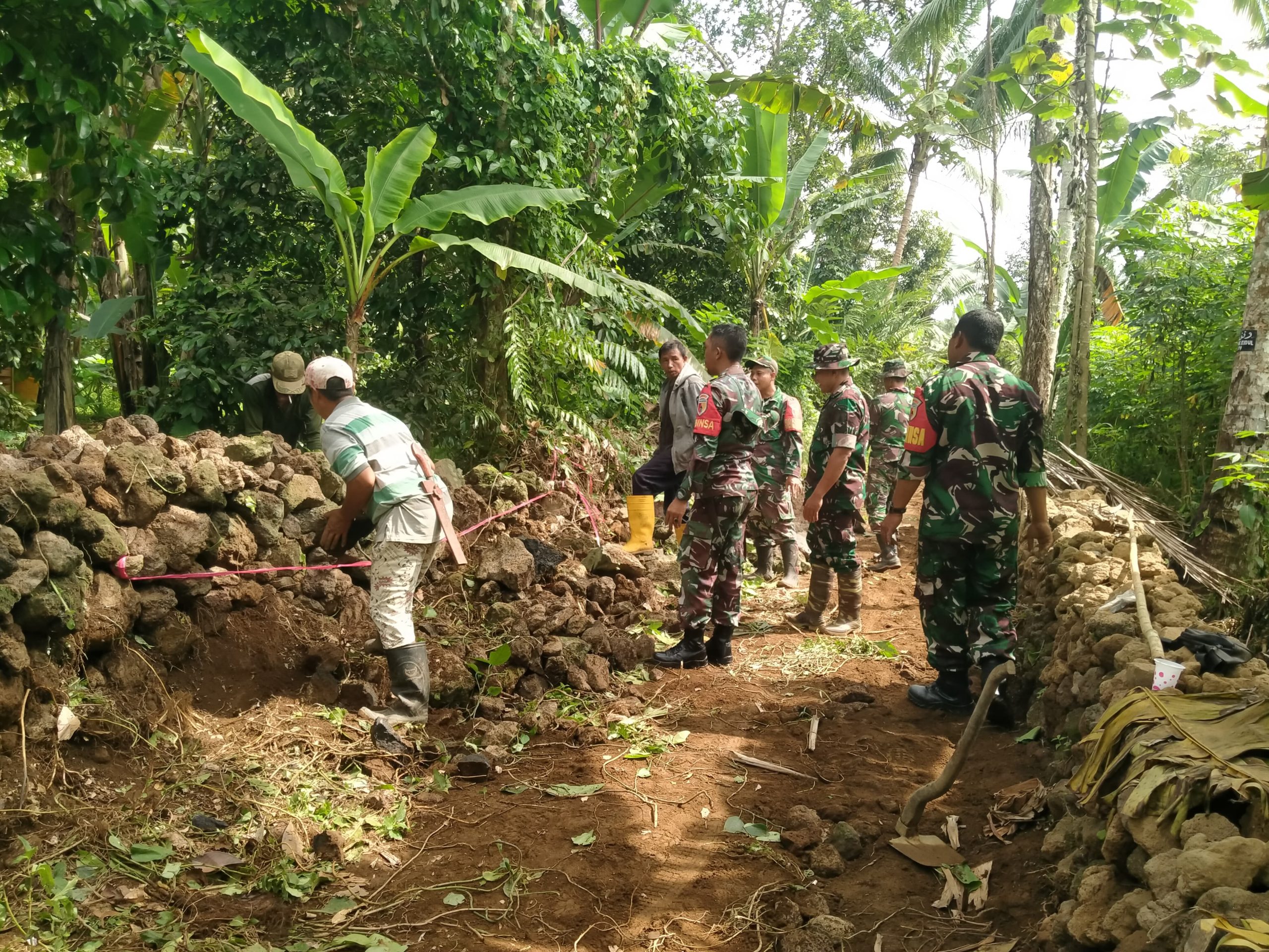 TNI dan Petani Bahu Membahu Perlebar Akses Jalan Pertanian di Desa Balak Kecamatan Songgon