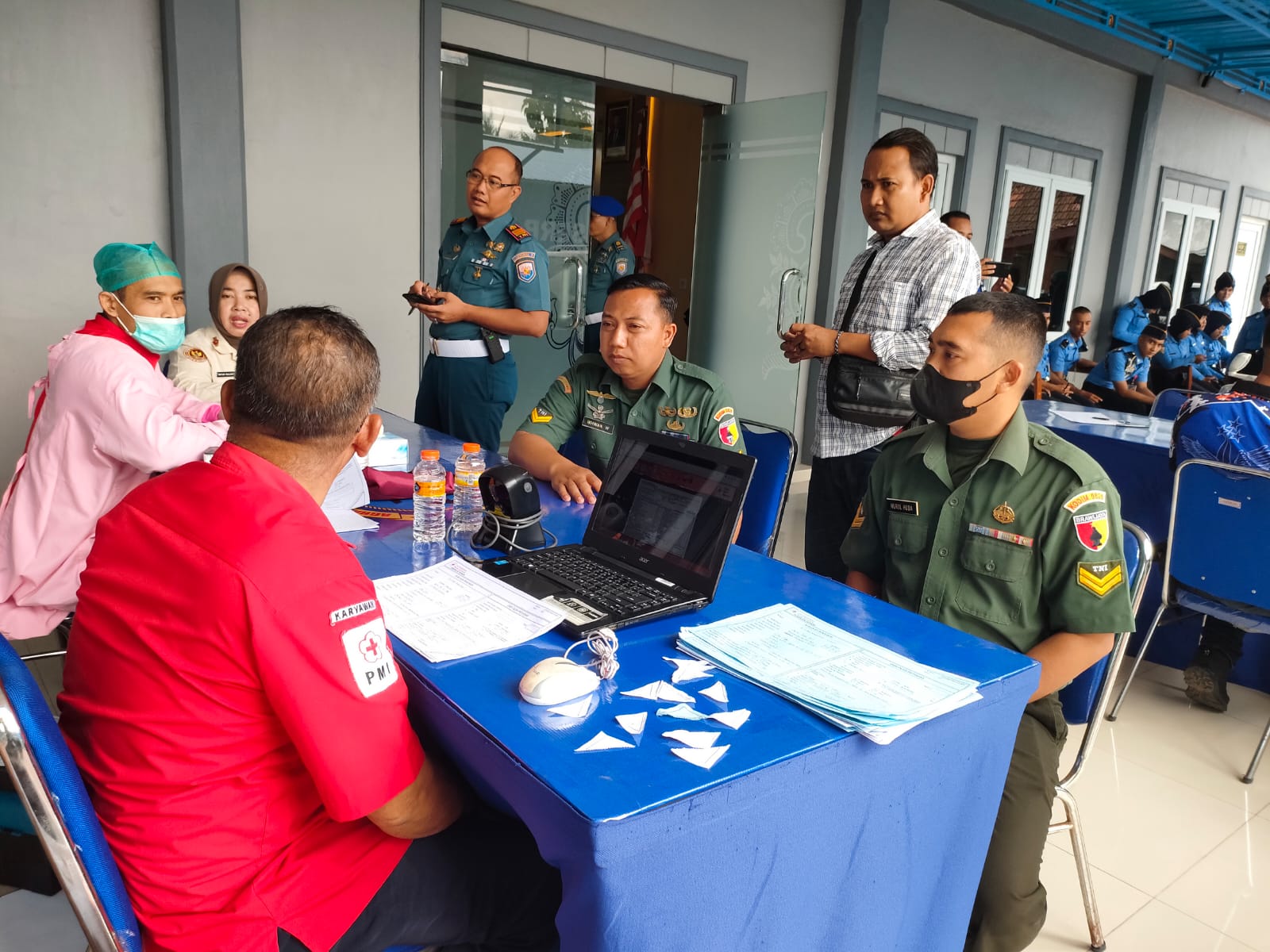 Anggota Koramil 0825/21 Kalipuro Ikuti Kegiatan Donor Darah Dalam Rangka HUT Ke-79 Polisi Militer Angkatan Laut