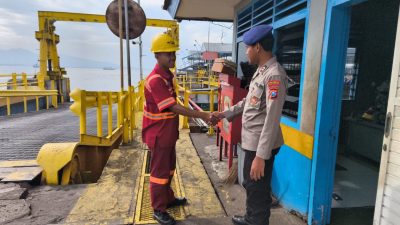 Anggota Satpolairud Polresta Banyuwangi Melaksanakan Giat Pemantauan Penyebrangan Ketapang Gilimanuk